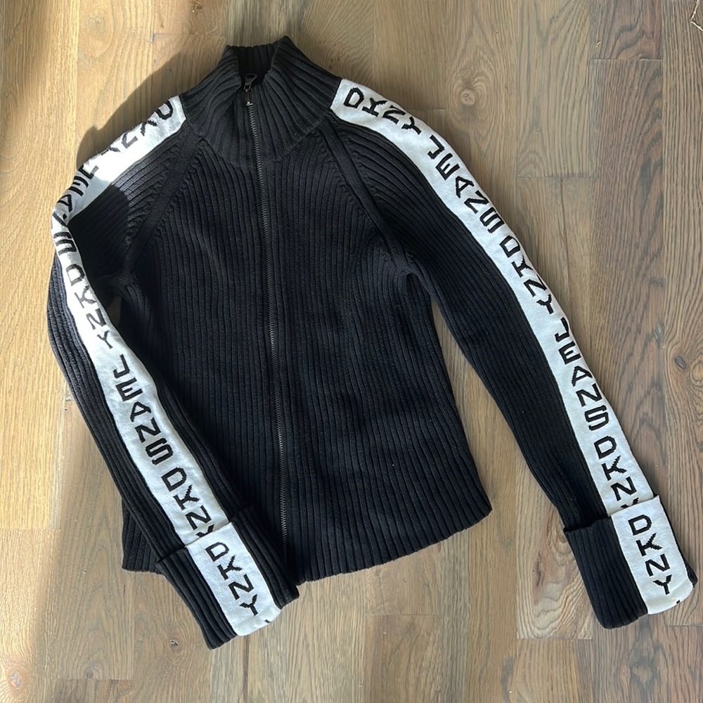 DKNY Top, thick material, zipper, great condition, size small, mock neck